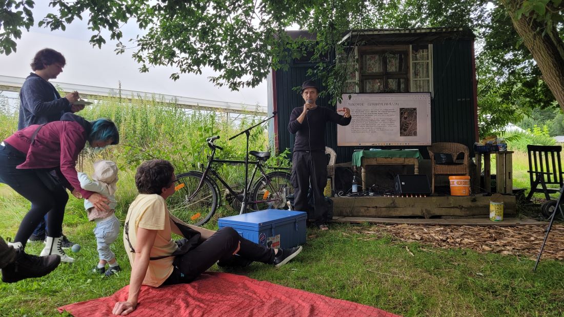 Permakultur-Gestalter Lukas Jednicki gibt Workshop: Pyrolyse-Kocher und Pflanzenkohle selber herstellen